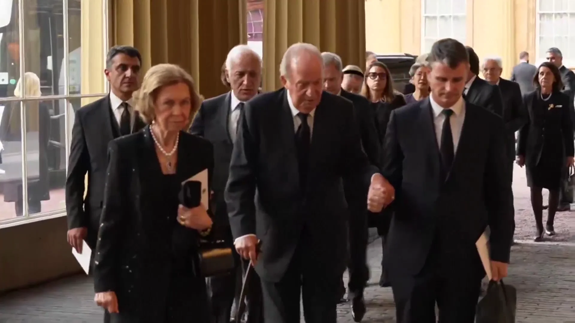 Juan Carlos I y Sof&iacute;a llegan juntos a la recepci&oacute;n en el Palacio de Buckingham