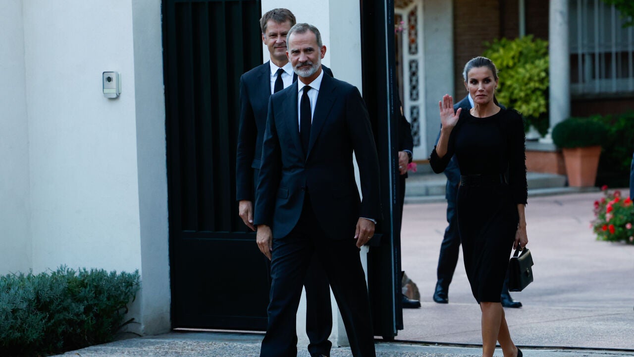 Los reyes Felipe VI y Letizia visitan la capilla ardiente de Isabel II