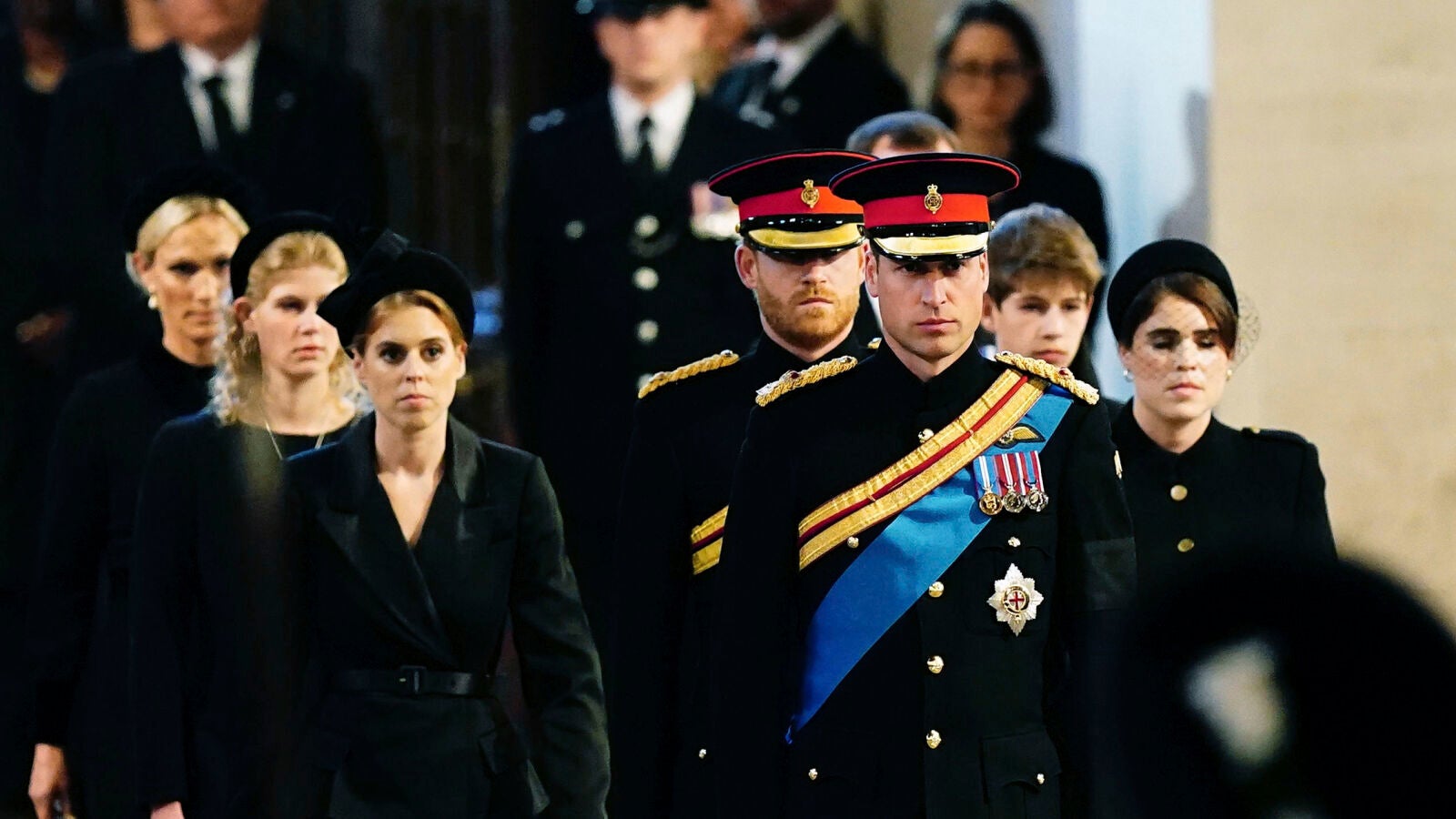 El complemento que comparten los looks de las nietas de Isabel II en la vigilia antes de su funeral