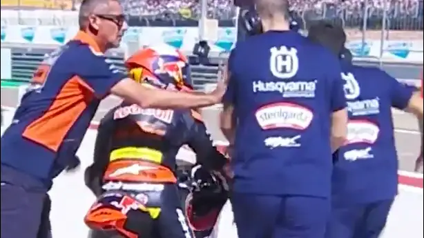 Dos mecánicos son sancionados por tocar el freno de Fernández para que no saliera a pista Dos mecánicos son sancionados por tocar el freno de Fernández para que no saliera a pista