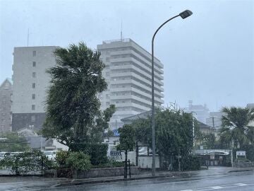 El tifón Nanmadol toca tierra en el suroeste de Japón, con miles de evacuados