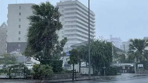 El tifón Nanmadol toca tierra en el suroeste de Japón, con miles de evacuados El tifón Nanmadol toca tierra en el suroeste de Japón, con miles de evacuados