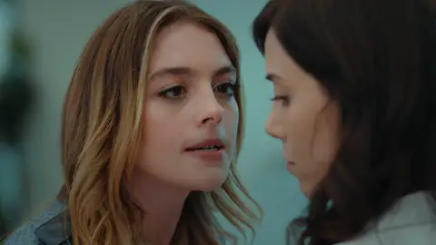 Derin, fuera de sí, ataca a Asya: “Acabaré contigo con mis propias manos” Derin se abalanza sobre Asya ante las provocaciones de la doctora.