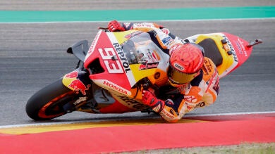 Marc Márquez solo dura 1 vuelta en su regreso a la competición en una accidentada salida en Aragón