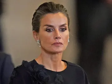 La reina Letizia en la capilla ardiente de Isabel II La reina Letizia en la capilla ardiente de Isabel II