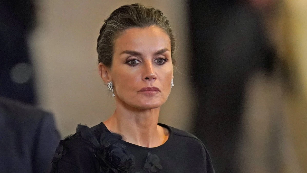 La reina Letizia en la capilla ardiente de Isabel II La reina Letizia en la capilla ardiente de Isabel II