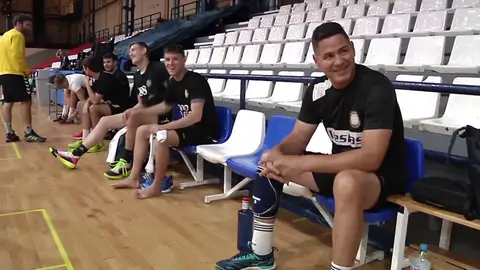 El legendario Rolando Uríos vuelve a competir en balonmano 13 años después: "Estoy al 60% de mi nivel" El legendario Rolando Uríos vuelve a competir en balonmano 13 años después: "Estoy al 60% de mi nivel"