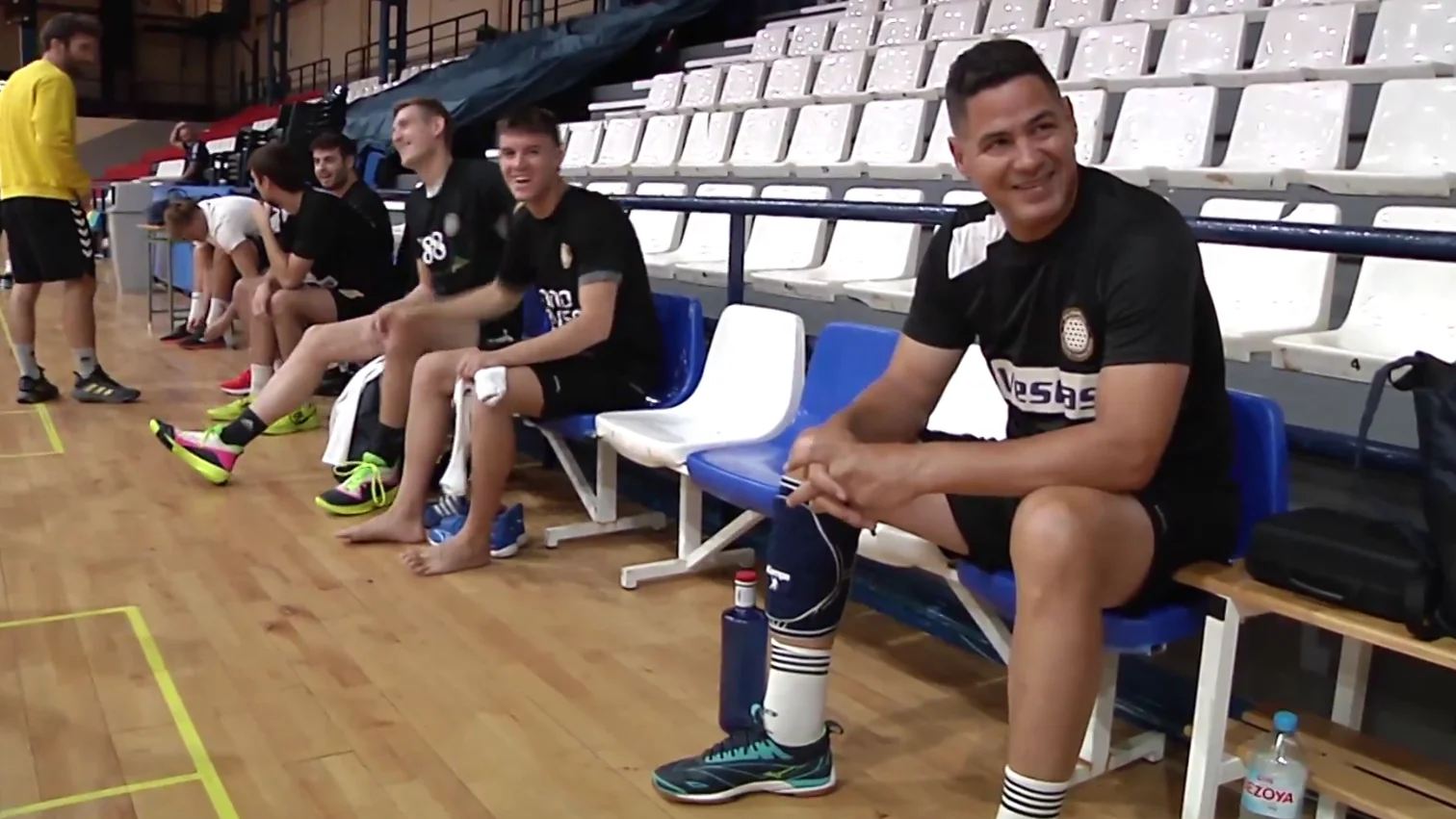 El legendario Rolando Uríos vuelve a competir en balonmano 13 años después: "Estoy al 60% de mi nivel" El legendario Rolando Uríos vuelve a competir en balonmano 13 años después: "Estoy al 60% de mi nivel"