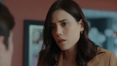 Asya intenta justificarse con Ali por lo ocurrido con Volkan: “Ese beso fue un error” La doctora ha intentado explicarle a su hijo lo que pasó, aunque sin mucho éxito.