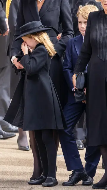 La princesa Charlotte muy afectada en el funeral de Isabel II La princesa Charlotte muy afectada en el funeral de Isabel II