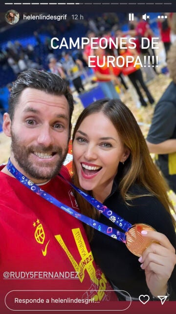 Helen Lindes celebra la victoria de la selección española junto a Rudy Fernández 