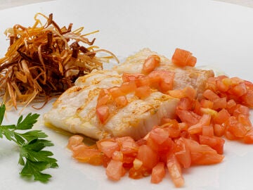 Merluza con puerro y vinagreta de tomate