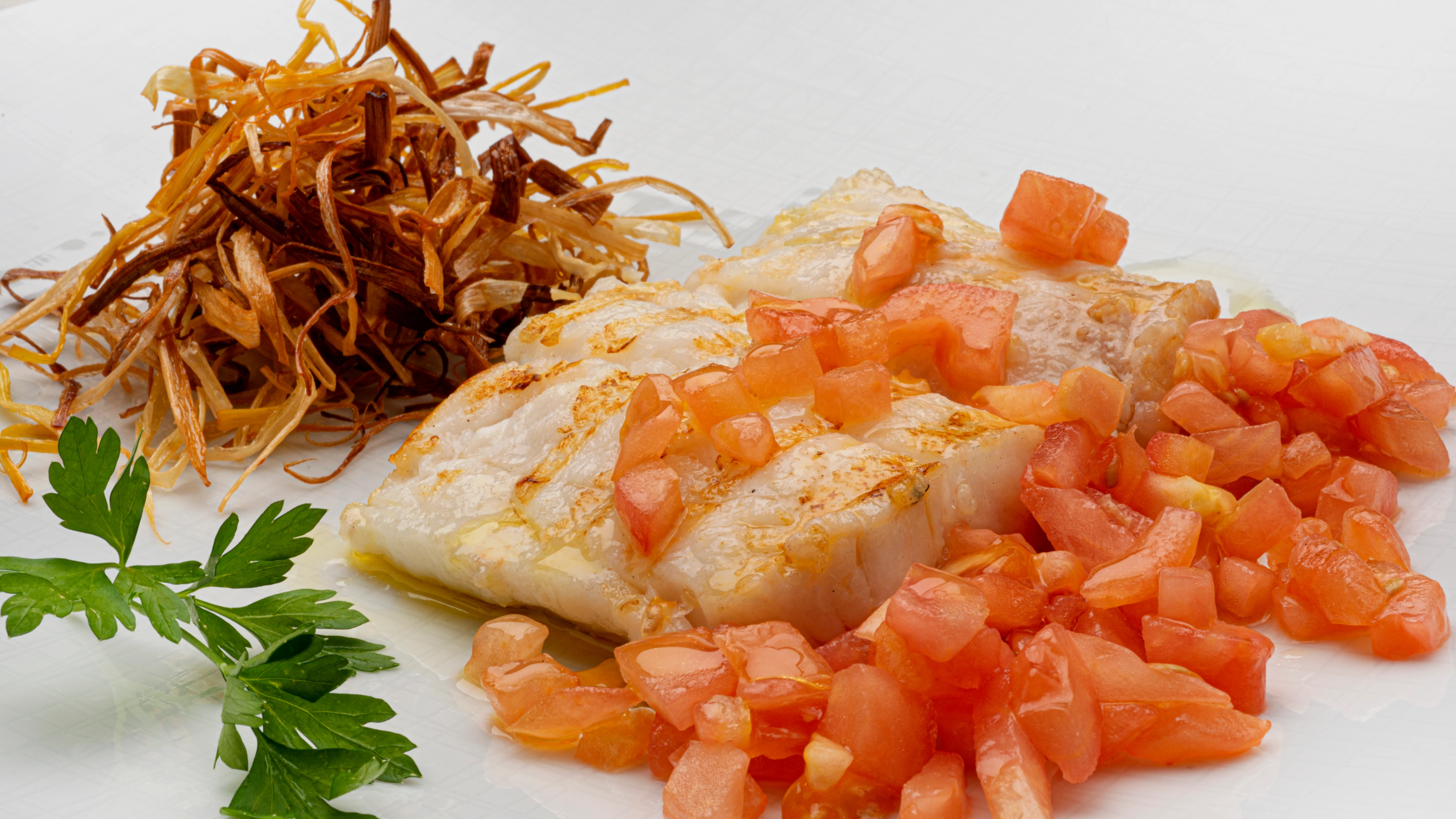 Merluza con puerro y vinagreta de tomate