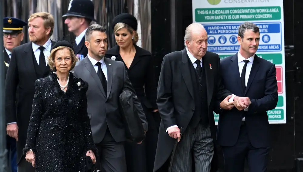 Doña Sofía y Juan Carlos I llegando al funeral de Isabel II