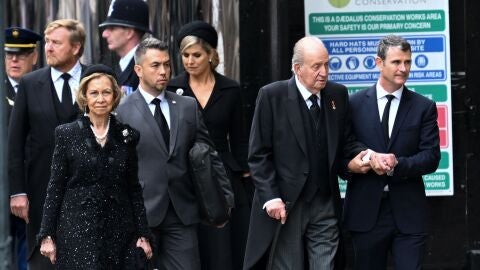 Doña Sofía y Juan Carlos I llegando al funeral de Isabel II