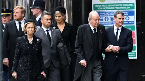 Doña Sofía y Juan Carlos I llegando al funeral de Isabel II Doña Sofía y Juan Carlos I llegando al funeral de Isabel II