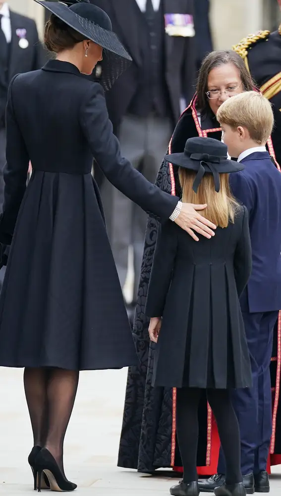 Kate Middleton junto a sus hijos George y Charlotte