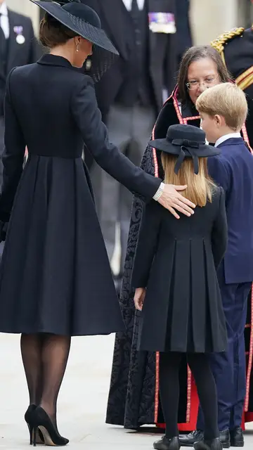 Kate Middleton junto a sus hijos George y Charlotte Kate Middleton junto a sus hijos George y Charlotte