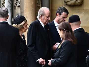 Los reyes eméritos de España, Juan Carlos y Sofía llegan al servicio religioso 