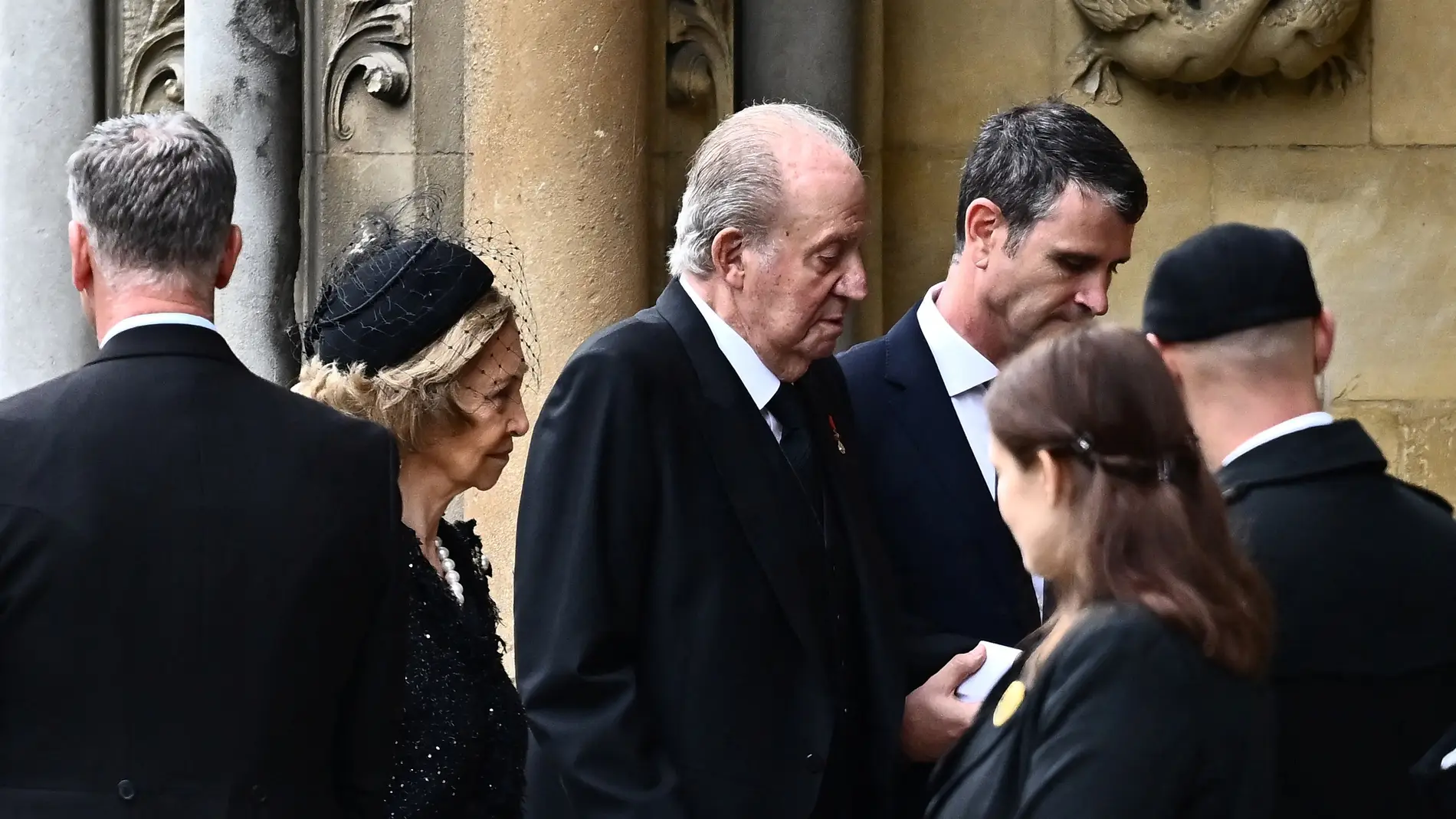 Los reyes eméritos de España, Juan Carlos y Sofía llegan al servicio religioso 