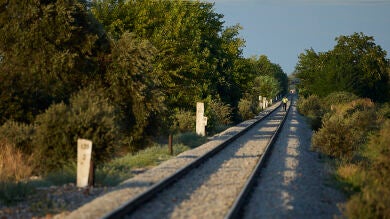 Un tren con 161 pasajeros a bordo colisiona con un camión en Talavera de la Reina