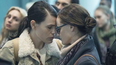 Clea DuVall y Alexis Bledel como Sylvia y Emily en 'El cuento de la criada'