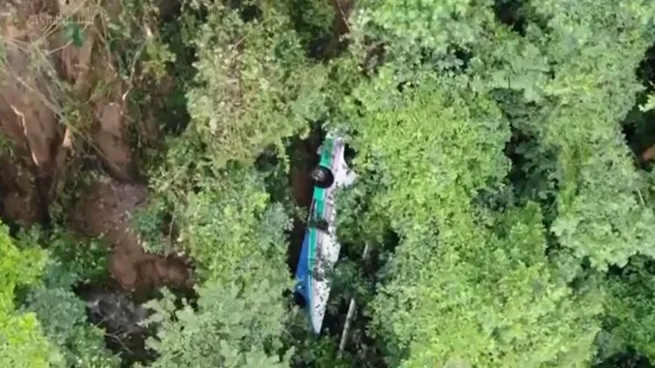 Autob&uacute;s cae por un barranco en Costa Rica