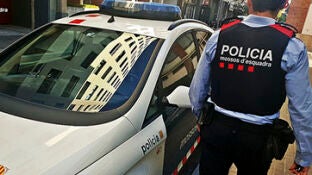 Imagen de archivo de un coche y un agente de los Mossos d'Esquadra