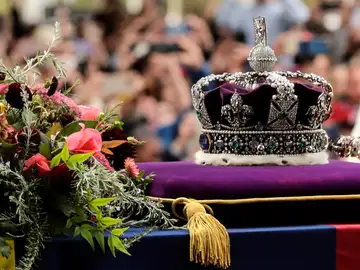 La corona y unas flores sobre el féretro de Isabel II durante el funeral