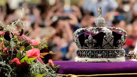La corona y unas flores sobre el féretro de Isabel II durante el funeral La corona y unas flores sobre el féretro de Isabel II durante el funeral
