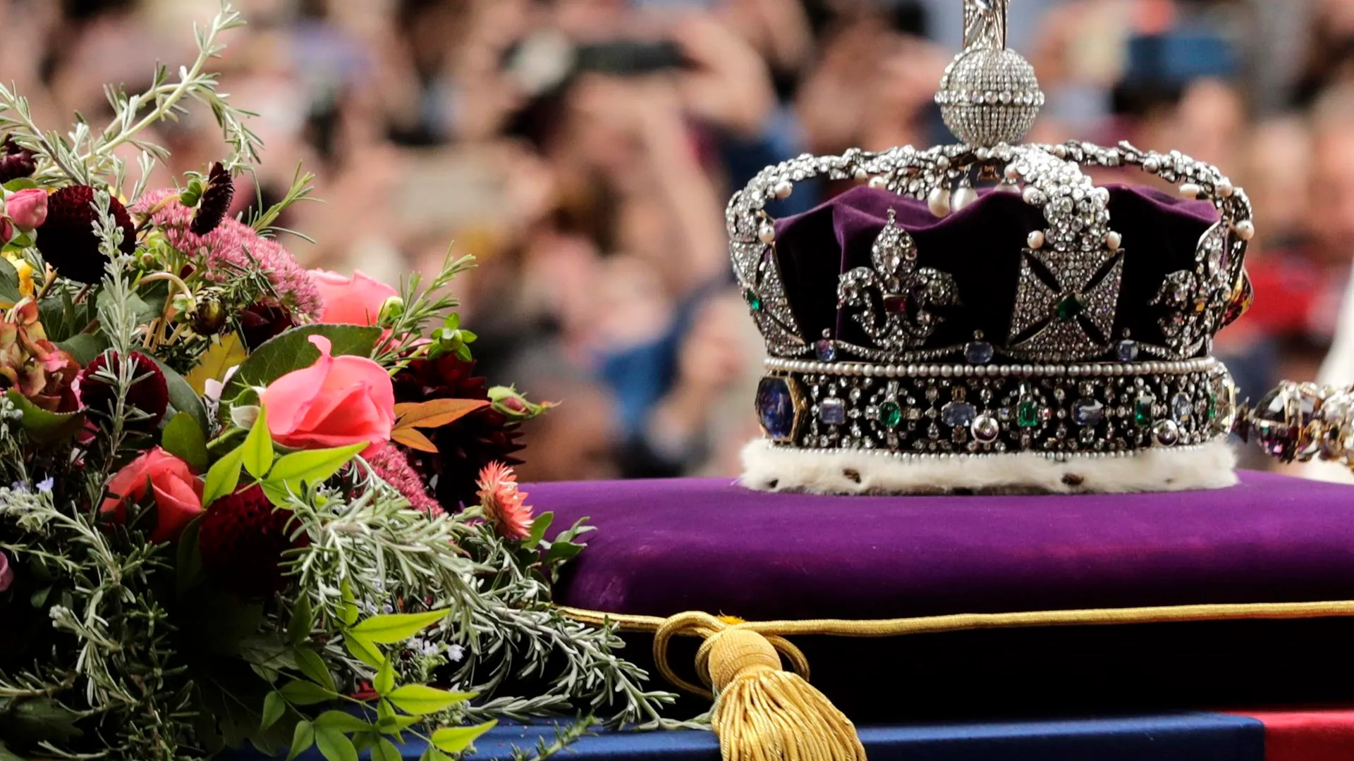 La corona y unas flores sobre el féretro de Isabel II durante el funeral La corona y unas flores sobre el féretro de Isabel II durante el funeral