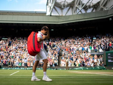 Roger Federer abandona la pista central después de perder su partido de cuartos de final contra el polaco Hubert Hurkacz en Wimbledon
