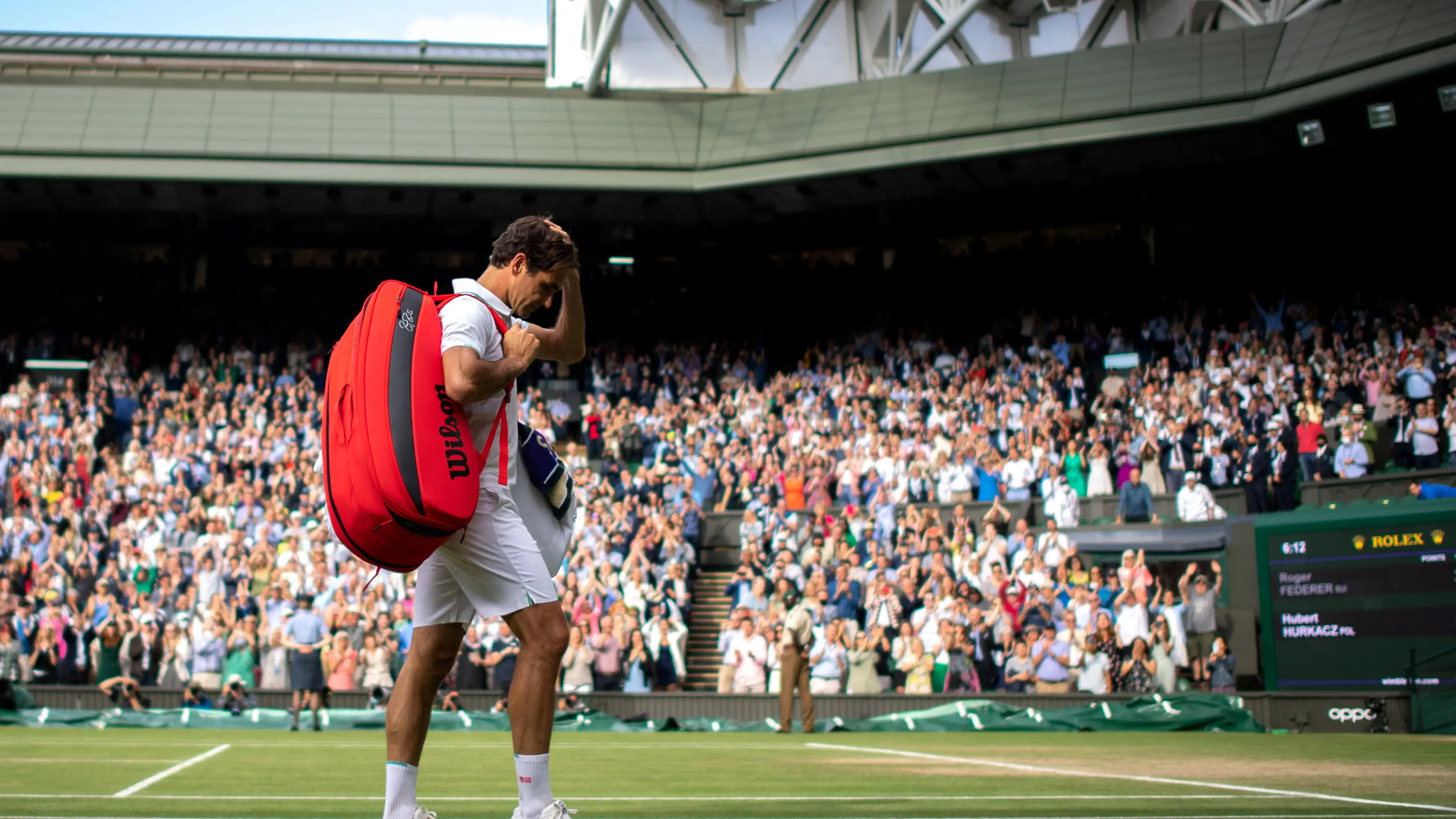Roger Federer abandona la pista central después de perder su partido de cuartos de final contra el polaco Hubert Hurkacz en Wimbledon Roger Federer abandona la pista central después de perder su partido de cuartos de final contra el polaco Hubert Hurkacz en Wimbledon