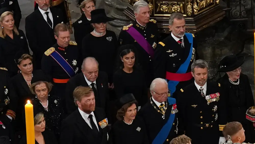 El rey Felipe VI, la reina Letizia, el rey emérito, don Juan Carlos, y doña Sofía en el funeral de Isabel II