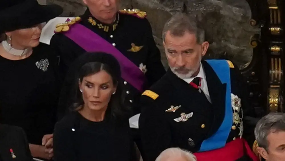 La reina Letizia y el rey Felipe en el funeral de Isabel II