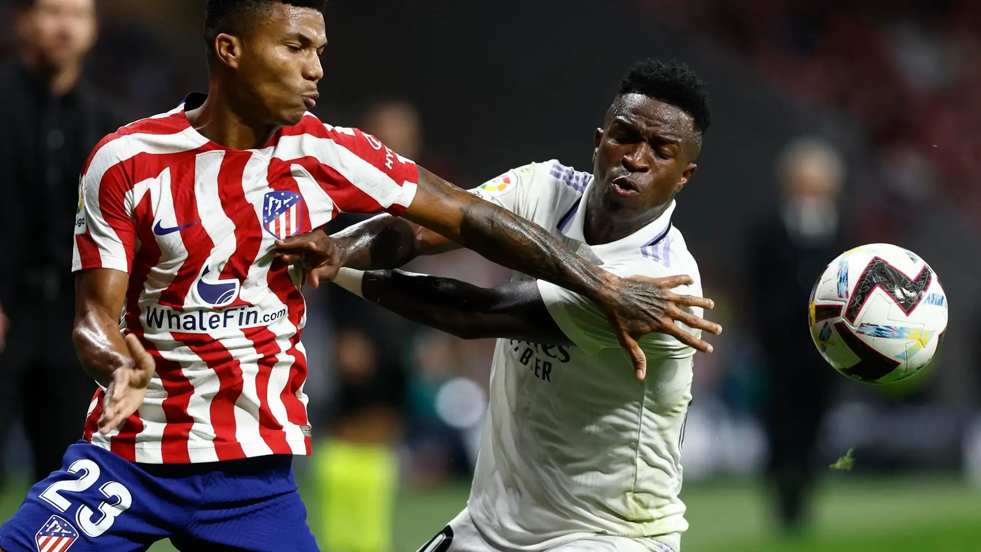 Vinícius pelea un balón con Reinildo en el derbi Vinícius pelea un balón con Reinildo en el derbi