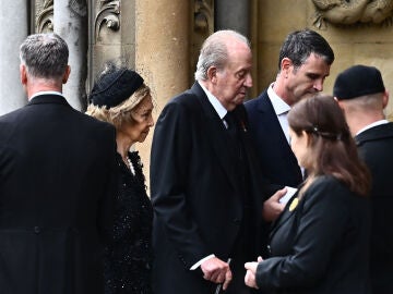 Doña Sofía y Juan Carlos I en el funeral de Isabel II