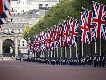 Agentes de policía antes de la procesión para llevar el cuerpo de la difunta reina Isabel II desde el Palacio de Buckingham hasta el Palacio de Westminster Hall