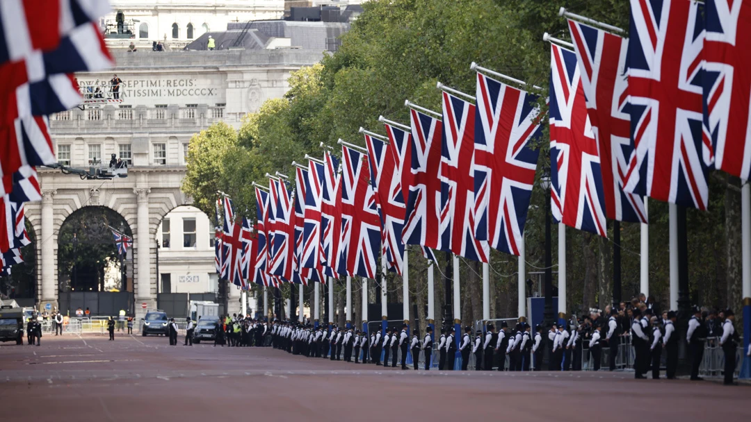Agentes de polic&iacute;a antes de la procesi&oacute;n para llevar el cuerpo de la difunta reina Isabel II desde el Palacio de Buckingham hasta el Palacio de Westminster Hall
