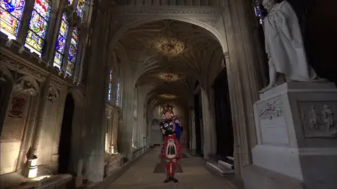 Así ha sido el emotivo momento del gaitero durante el funeral de la reina Isabel II Así ha sido el emotivo momento del gaitero durante el funeral de la reina Isabel II