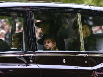 Kate Middleton junto a sus hijos George y Charlotte en el funeral de Estado de Isabel II