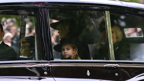 Kate Middleton junto a sus hijos George y Charlotte en el funeral de Estado de Isabel II Kate Middleton junto a sus hijos George y Charlotte en el funeral de Estado de Isabel II