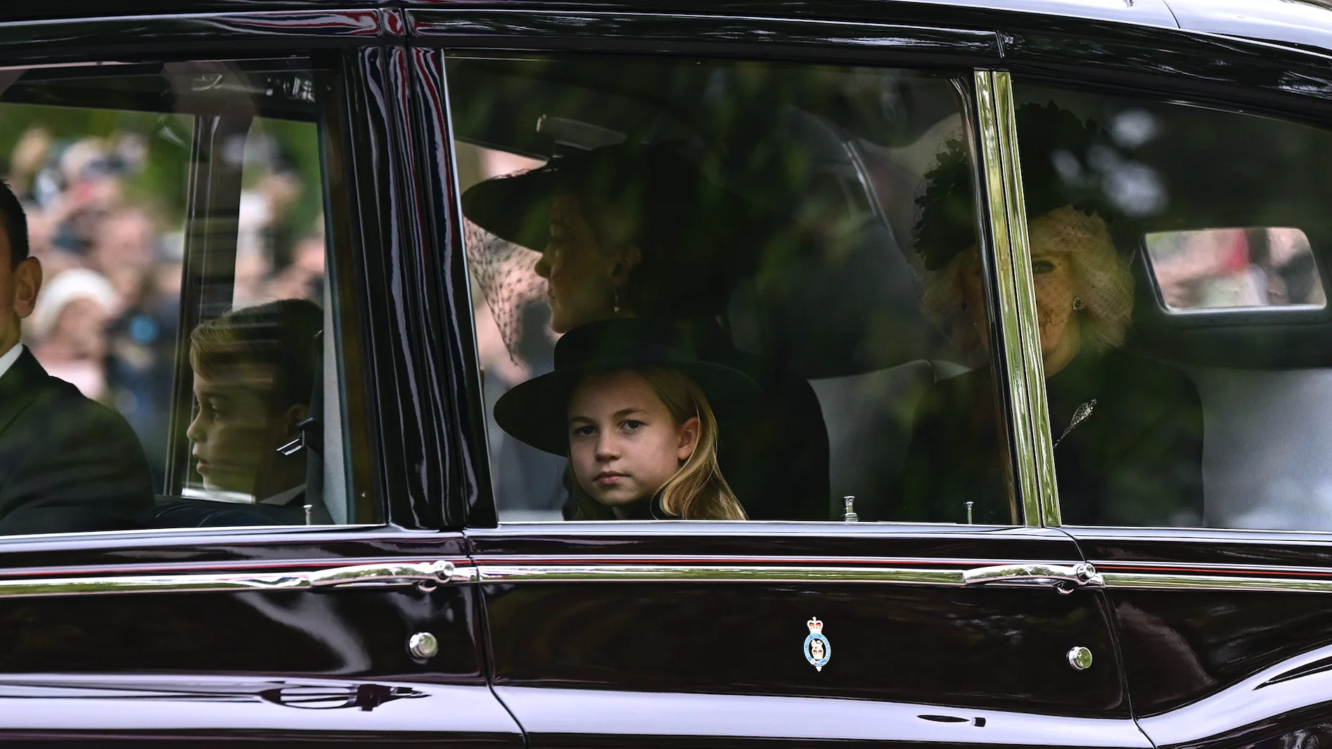 Kate Middleton junto a sus hijos George y Charlotte en el funeral de Estado de Isabel II Kate Middleton junto a sus hijos George y Charlotte en el funeral de Estado de Isabel II