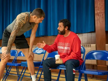 Adam Sandler y Juancho 'Bo Cruz' Hernangómez en 'Garra' Adam Sandler y Juancho 'Bo Cruz' Hernangómez en 'Garra'