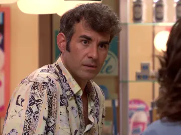 Hugo se incorpora a la Farmacia Guerrero bajo las órdenes de doña Paz Hugo se incorpora a la Farmacia Guerrero bajo las órdenes de doña Paz