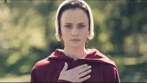 Alexis Bledel como Emily en 'El cuento de la criada' Alexis Bledel como Emily en 'El cuento de la criada'