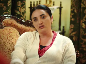 Şengül finge que se ha torcido el tobillo para volver a casa con Orhan Şengül finge que se ha torcido el tobillo para volver a casa con Orhan