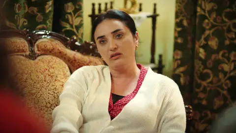 Şengül finge que se ha torcido el tobillo para volver a casa con Orhan Şengül finge que se ha torcido el tobillo para volver a casa con Orhan