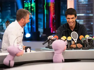 ¿Cuál es el secreto de sus dejadas?¿Qué opina del pádel?¿Un futuro junto a Federer? Carlos Alcaraz se sincera en 'El Hormiguero 3.0' ¿Cuál es el secreto de sus dejadas?¿Qué opina del pádel?¿Un futuro junto a Federer? Carlos Alcaraz se sincera en 'El Hormiguero 3.0'