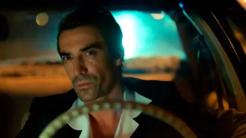 Fin de la venganza: ¡Hakan le salva la vida a Fekeli! Fin de la venganza: ¡Hakan le salva la vida a Fekeli!